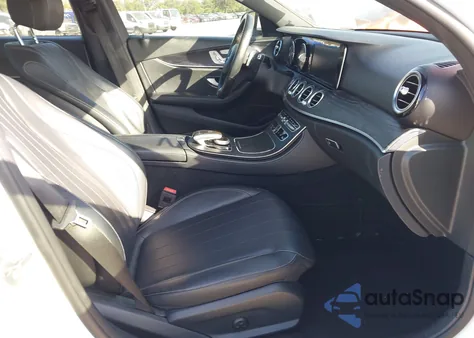 2018 Mercedes-Benz E 300 4Matic z USA, uszkodzony, nr VIN WDDZF4KB3JA421952